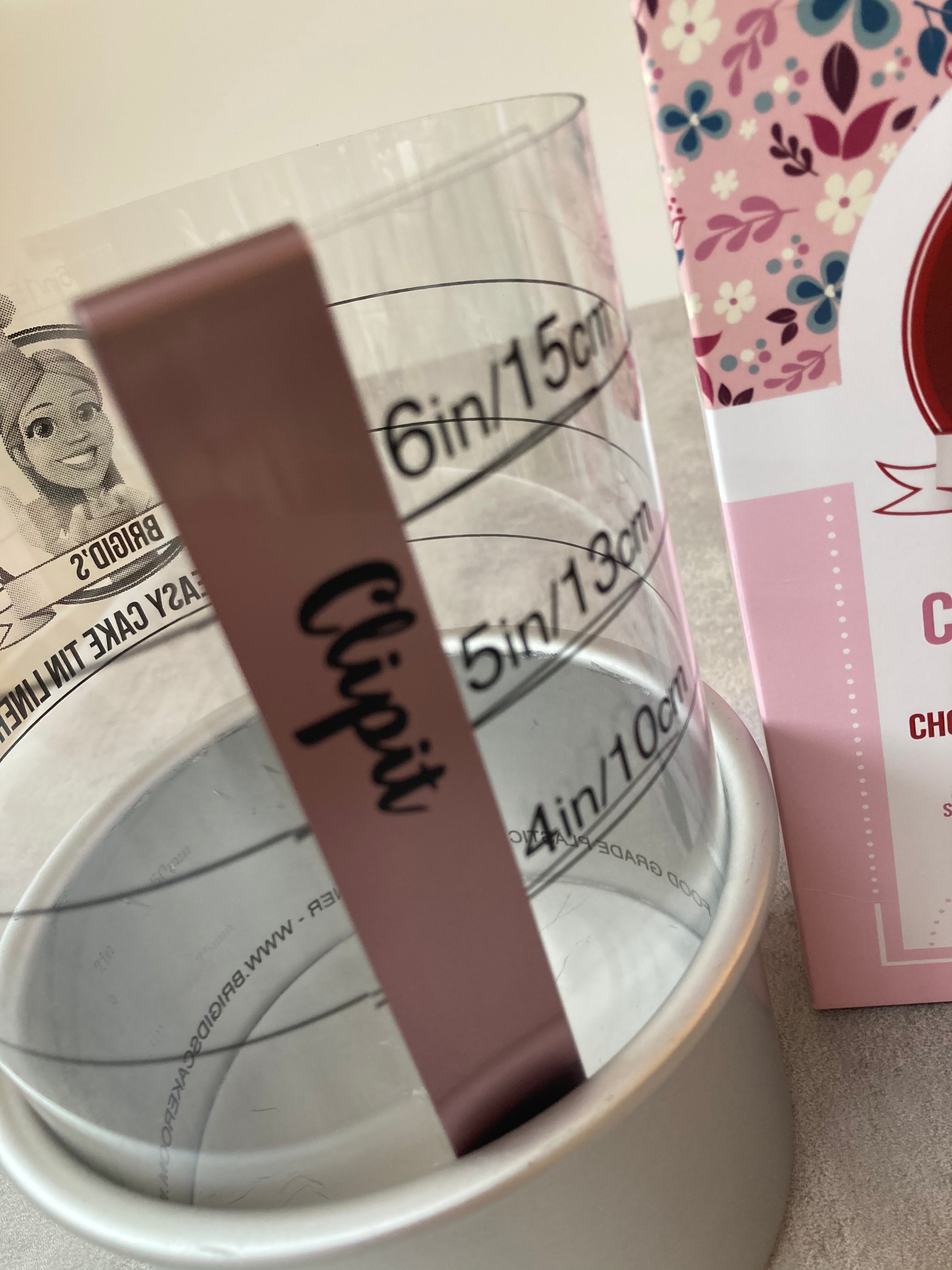 Round Chocolate Biscuit Cake Liner™